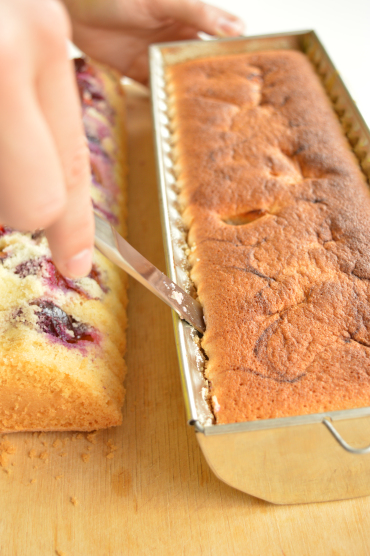 removing the sponge from baking tin