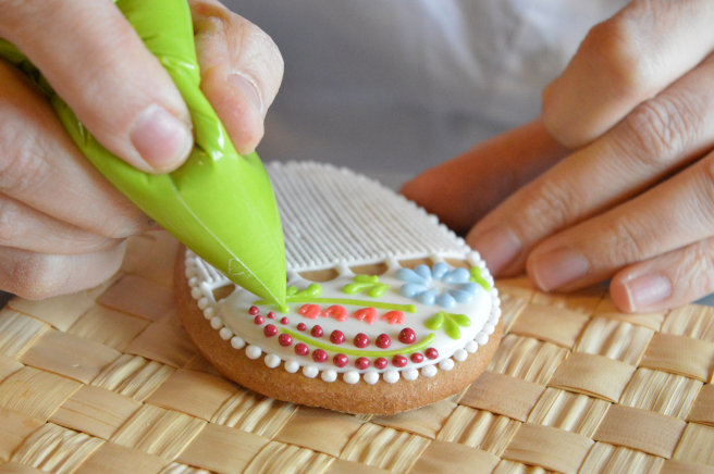 decorating easter cookies