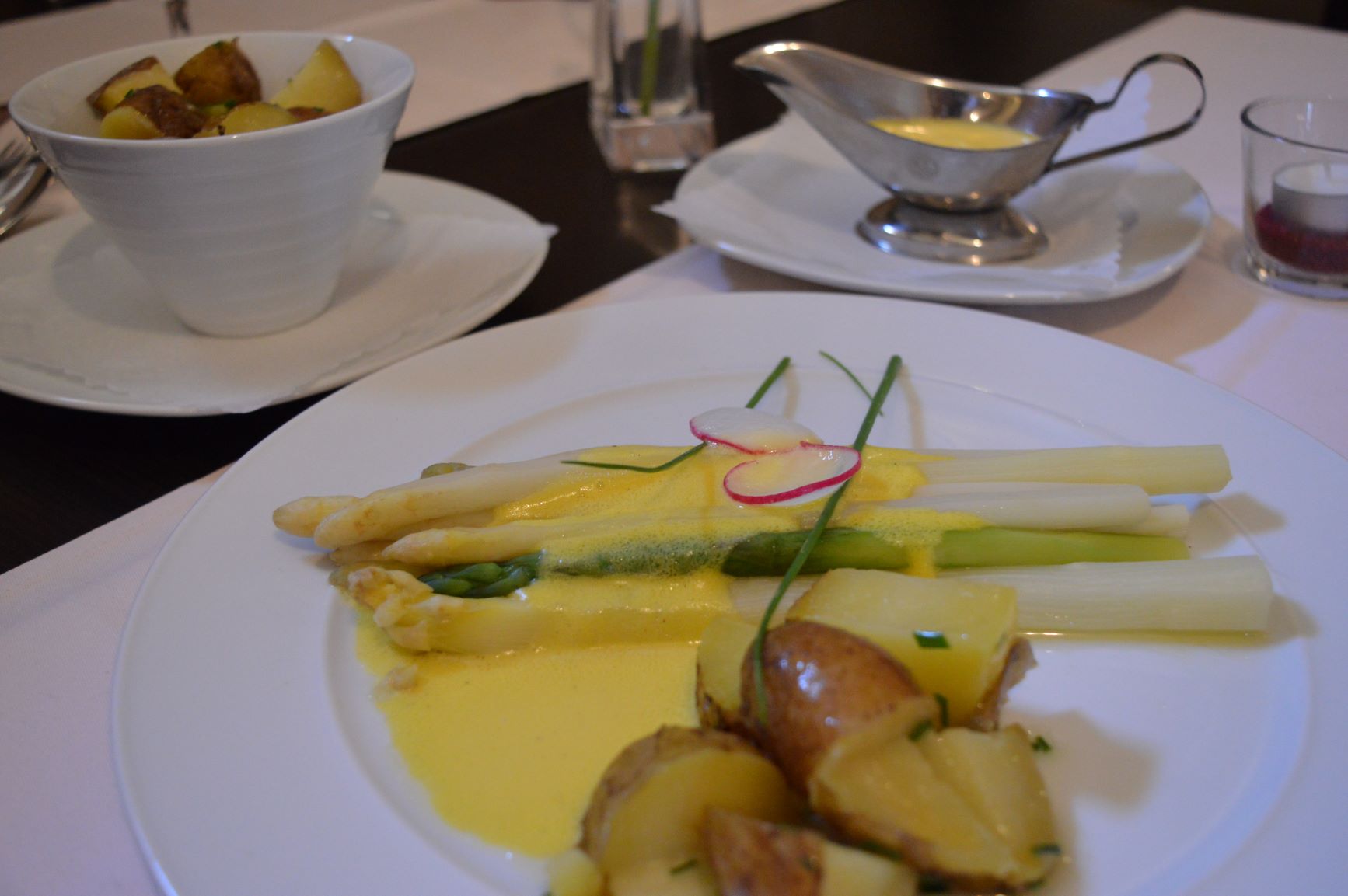 steamed asparagus in hollandaise sauce