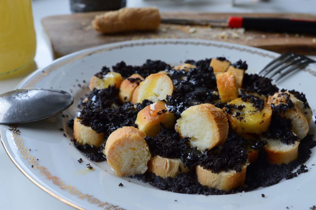 Opekantze with Ground Poppy Seeds and Honey