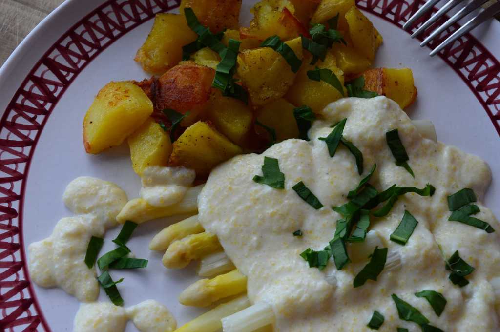 Asparagus with Roast Potatoes and Garlicky Bryndza Cheese&nbsp;Sauce