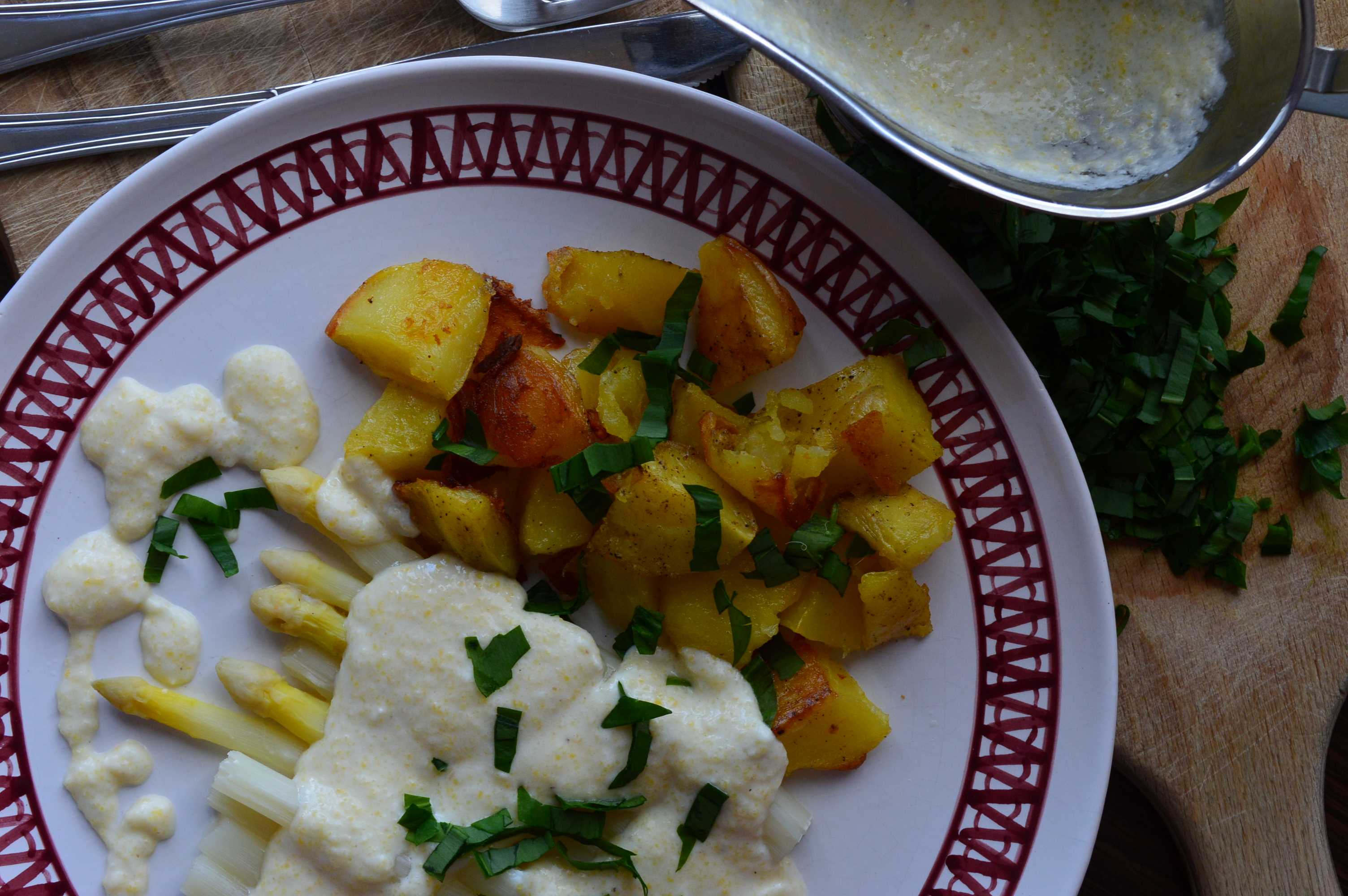 Asparagus with roast potatoes and garlicky bryndza cheese sauce