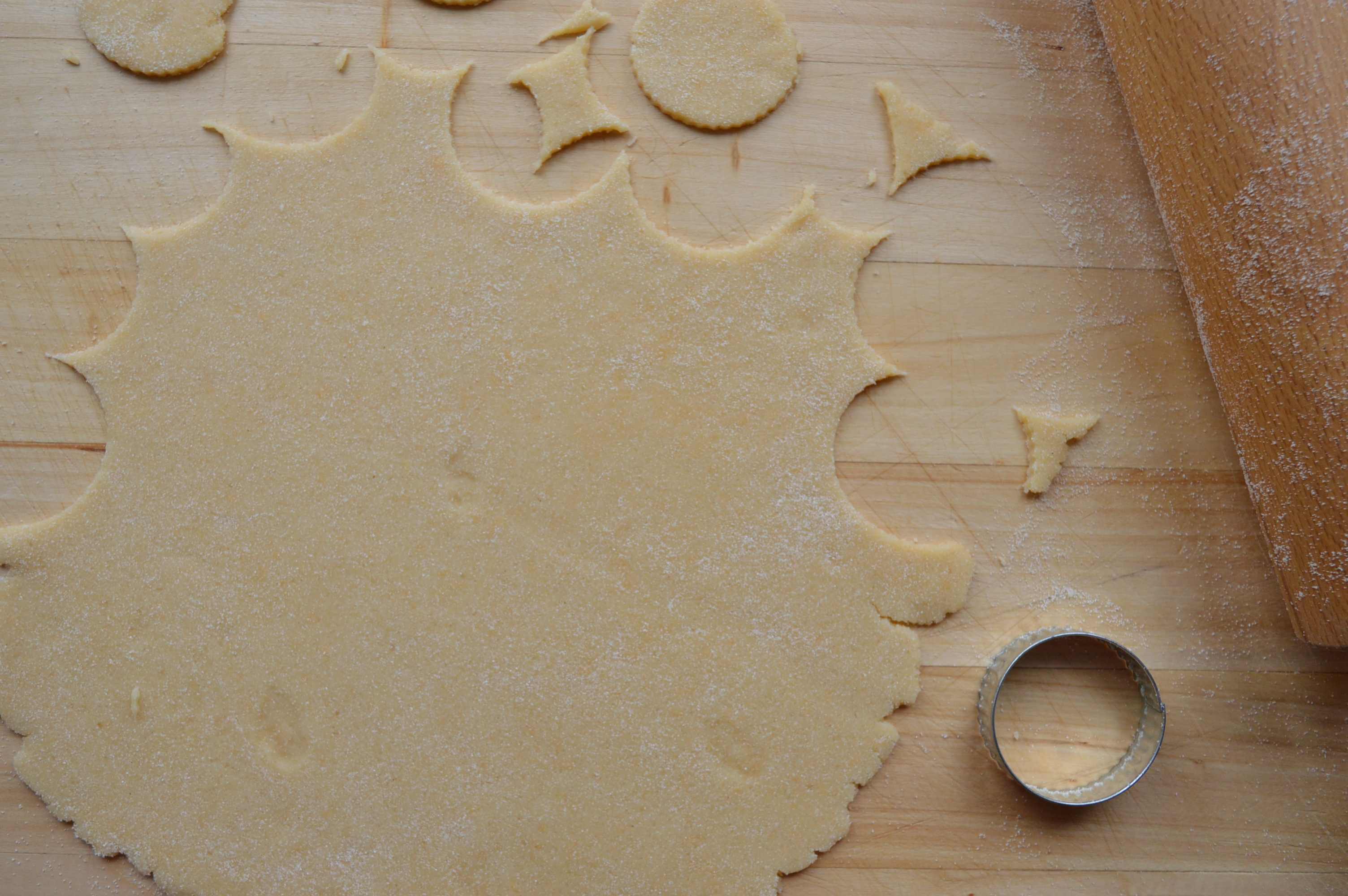 Birds nests - cutting the cookies
