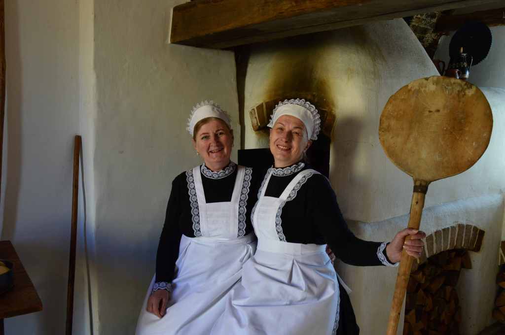 Restored Black Kitchens: 18th Century Authenticity at Fintice&nbsp;Manor