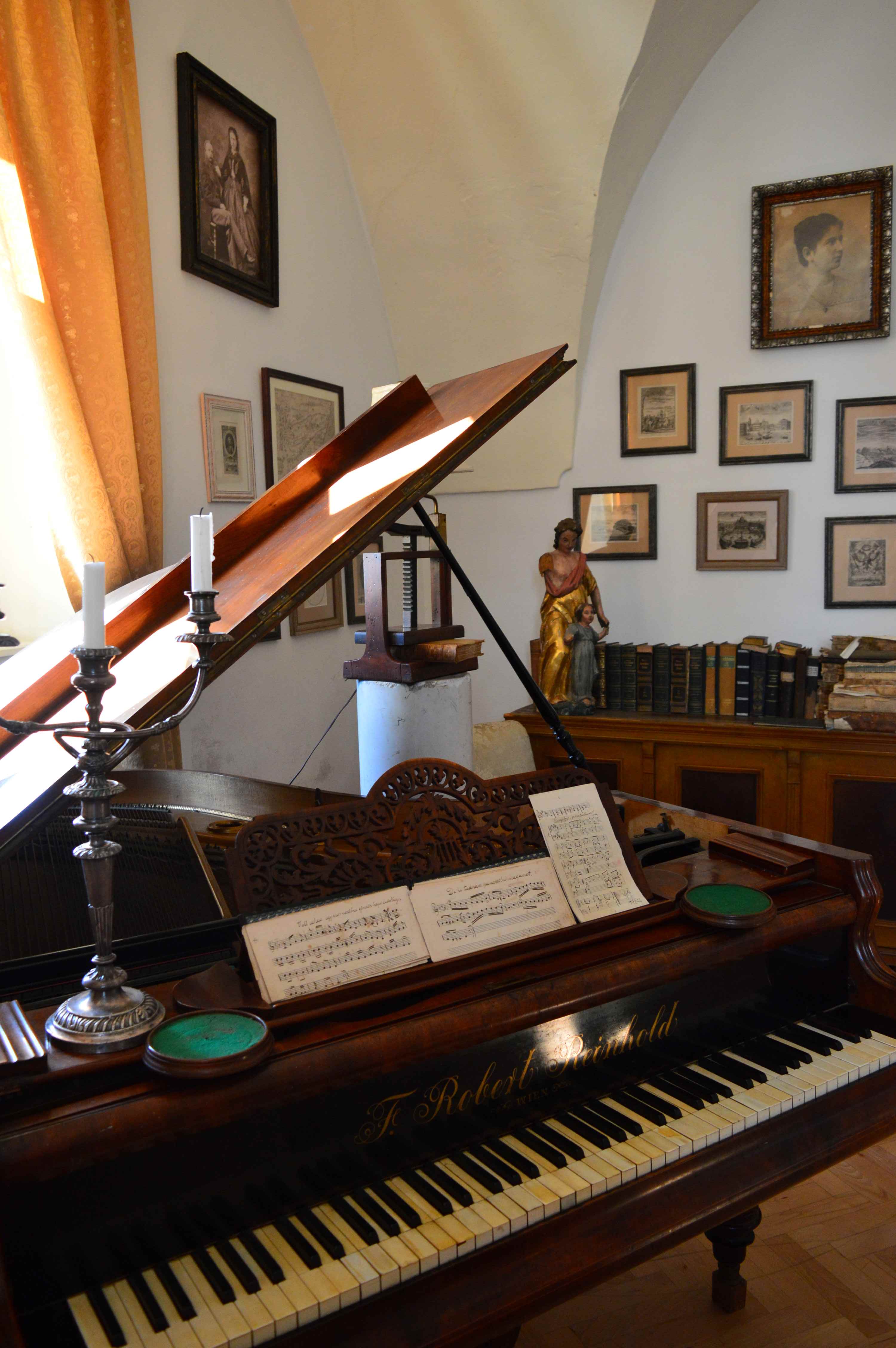 Knight's Hall with the piano